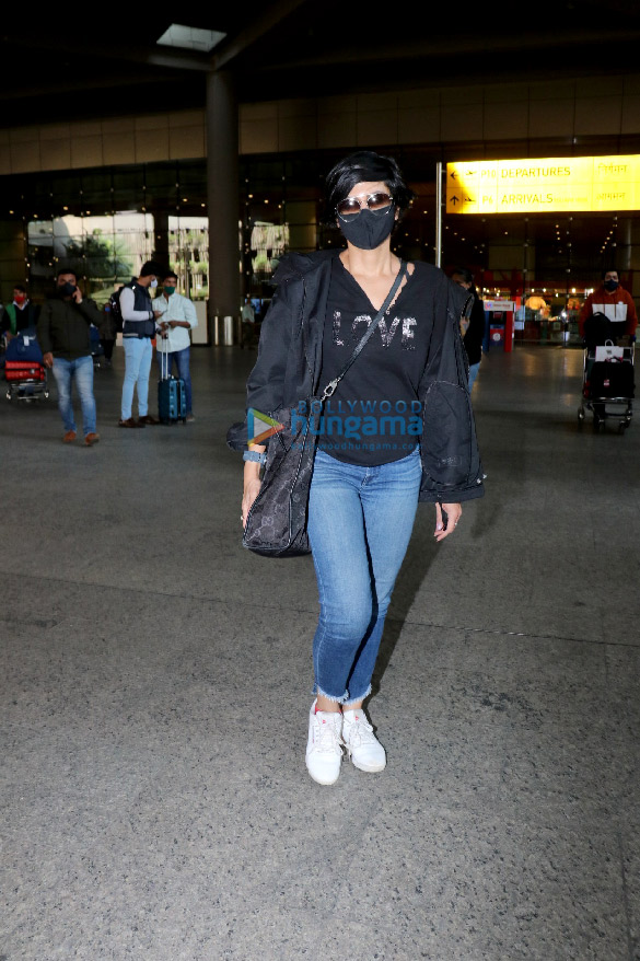 Photos: Mandira Bedi, Arjun Bijlani and Bunty Walia spotted at the airport Photos: Mandira Bedi, Arjun Bijlani and Bunty Walia spotted at the airport