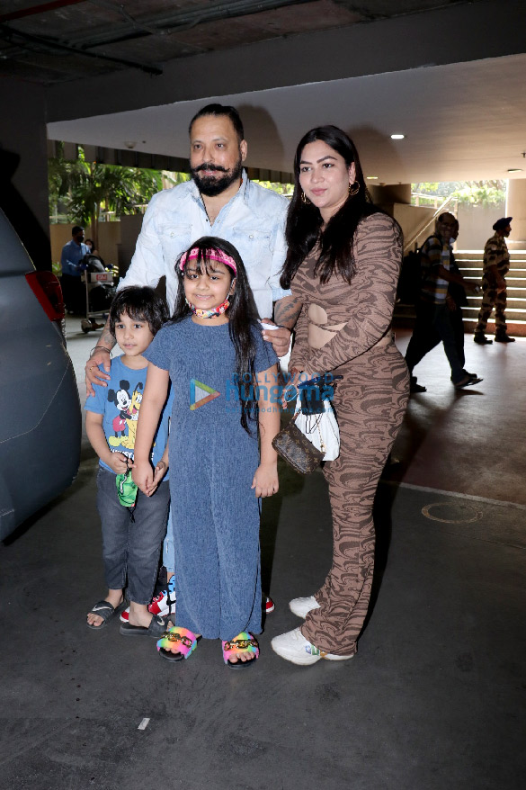 photos mandira bedi arjun bijlani and bunty walia spotted at the airport 5