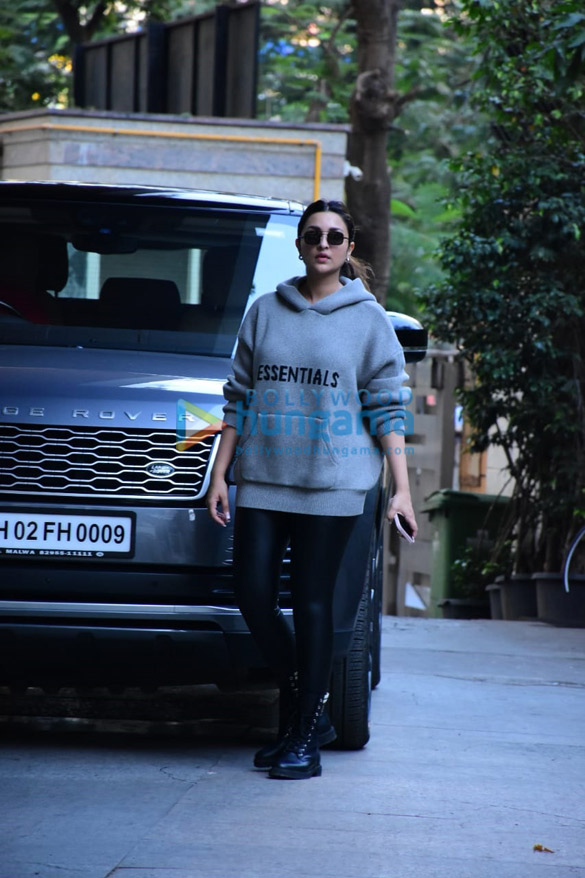 Photos: Parineeti Chopra spotted in Bandra Photos: Parineeti Chopra spotted in Bandra