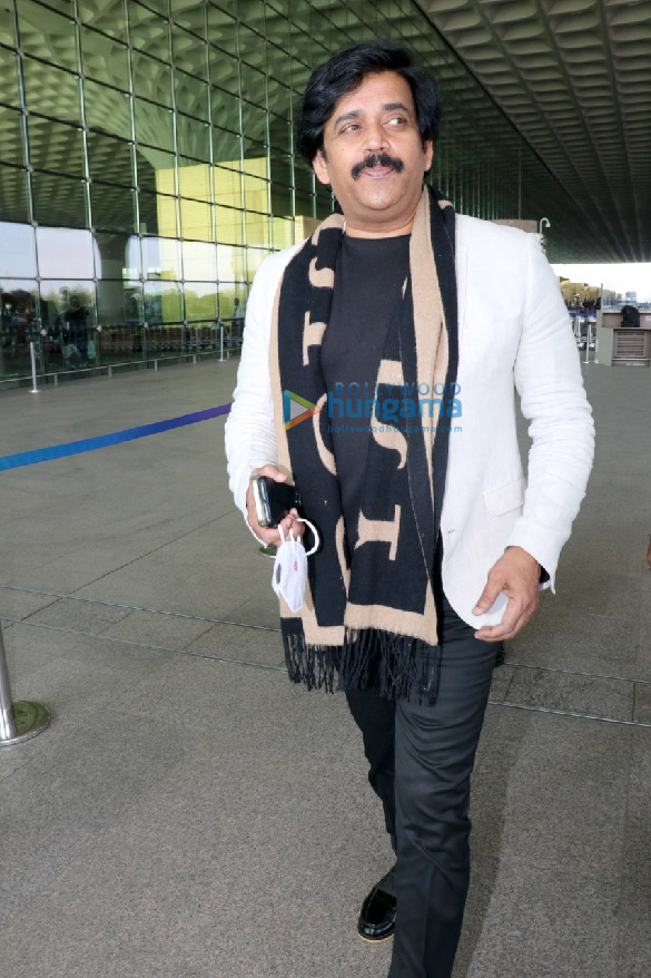 photos pooja hegde sunny deol and others snapped at the airport 2