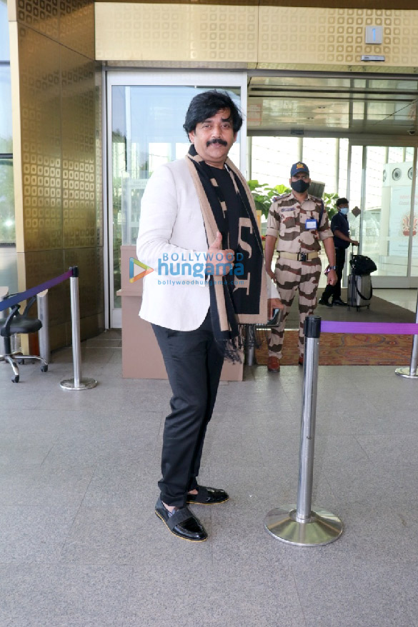 photos pooja hegde sunny deol and others snapped at the airport 3