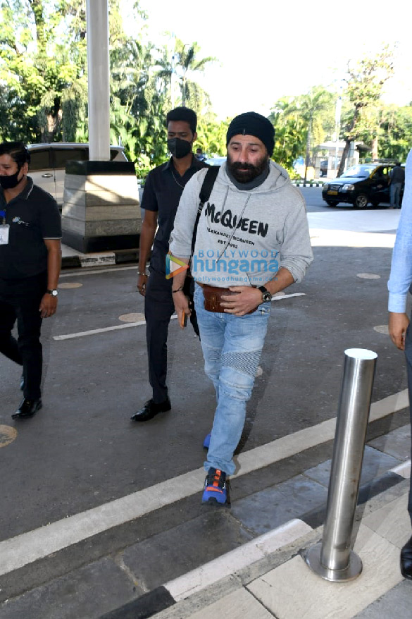 photos pooja hegde and sunny deol spotted at mumbai airport 4