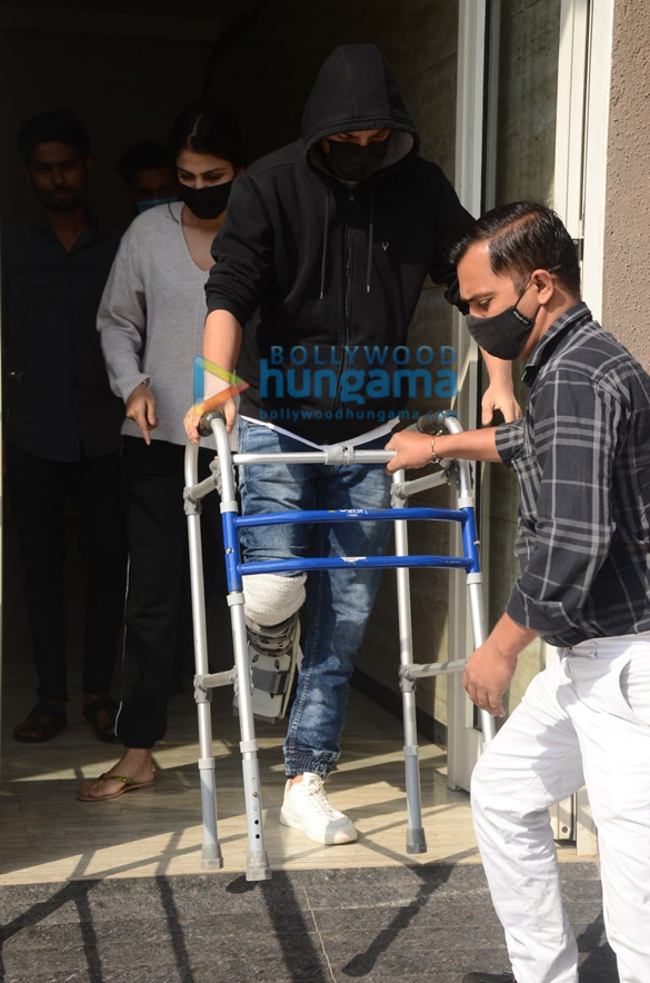 photos rhea chakraborty and brother showik chakraborty snapped at a clinic in andheri 1