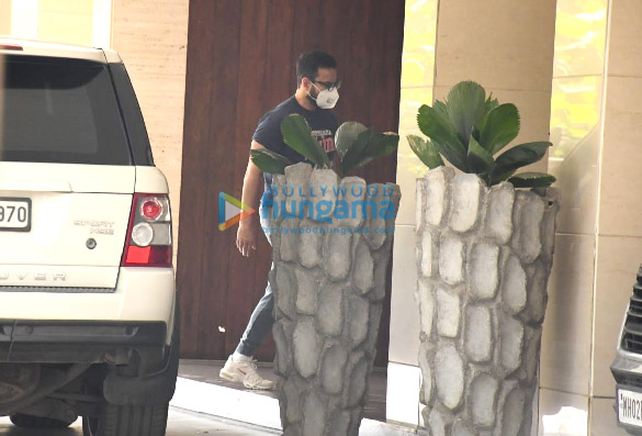 photos saif ali khan spotted in bandra 3 3