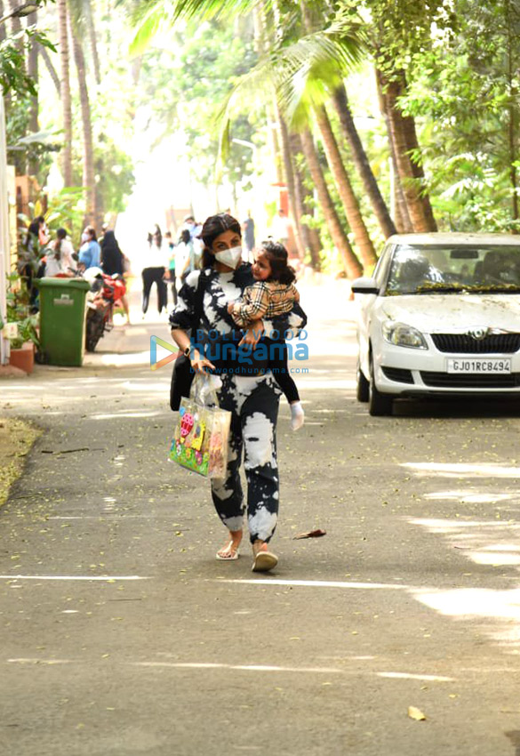 Photos: Shilpa Shetty snapped with daughter Samisha at a Juhu school Photos: Shilpa Shetty snapped with daughter Samisha at a Juhu school