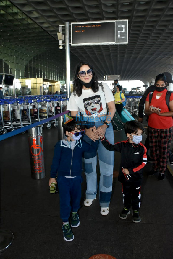 photos sunny leone snapped at the airport 4 2