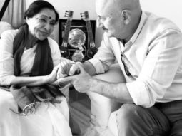 Anupam Kher consoles Asha Bhosle after sister Lata Mangeshkar’s death