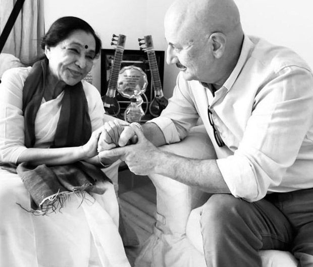 Anupam Kher consoles Asha Bhosle after sister Lata Mangeshkar's death