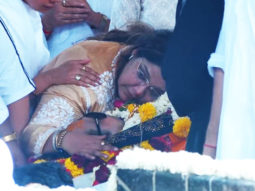 Heartbreaking – Bappi Lahiri ji’s daughter Rema is inconsolable during his funeral