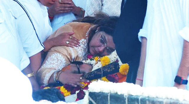 Heartbreaking – Bappi Lahiri ji’s daughter Rema is inconsolable during his funeral