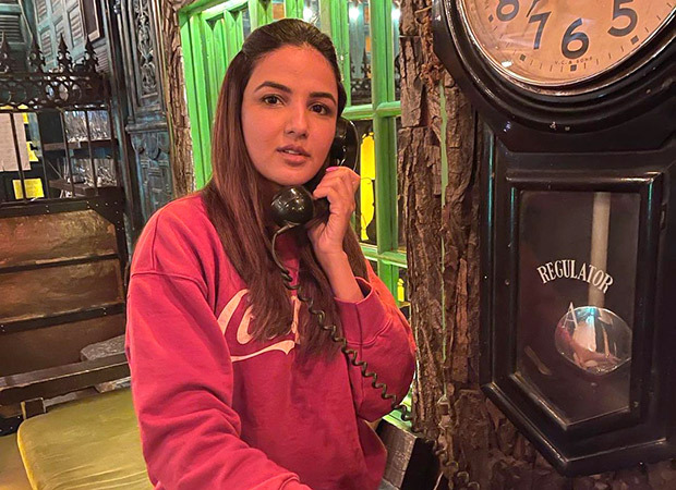 Jasmin Bhasin Shares A Quirky Photo Asking ‘what Is Your Mobile Number