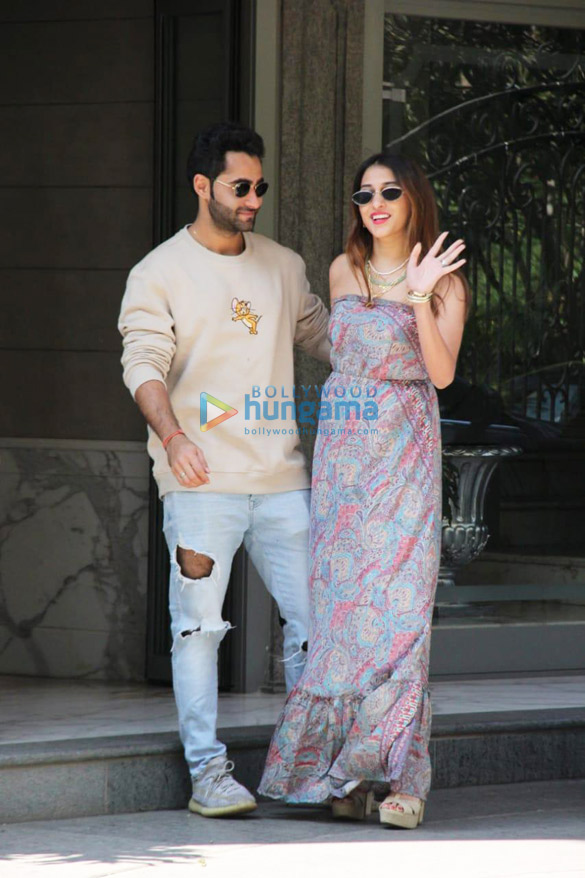 kareena kapoor khan and others snapped at randhir kapoors residence 2 kareena kapoor khan and others snapped at randhir kapoors residence 2