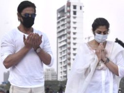 Photo of Shah Rukh Khan reading dua at Lata Mangeshkar’s state funeral goes viral on the internet