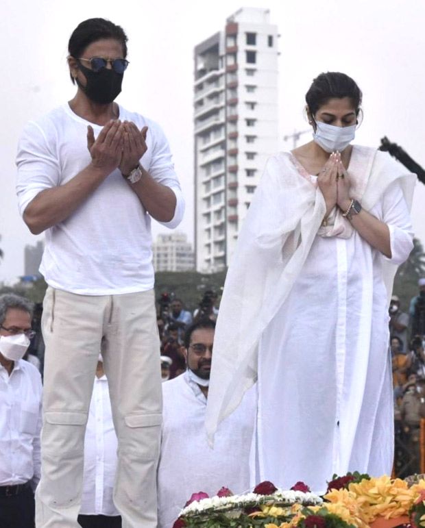 Photo of Shah Rukh Khan reading dua at Lata Mangeshkar's state funeral goes viral on the internet Photo of Shah Rukh Khan reading dua at Lata Mangeshkar's state funeral goes viral on the internet