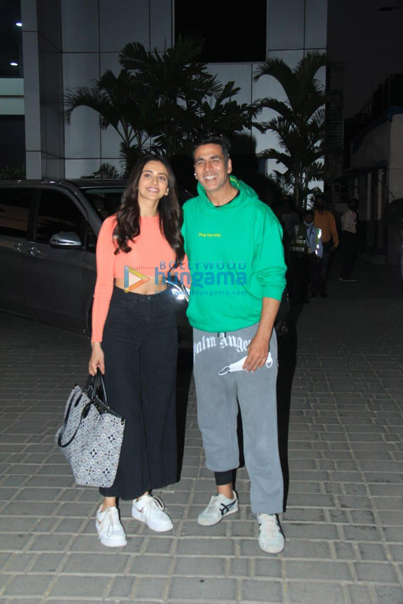 Photos: Akshay Kumar and Rakul Preet Singh arrive in Mumbai after wrapping up the shoot of Ratsasan remake in Dehradun Photos: Akshay Kumar and Rakul Preet Singh arrive in Mumbai after wrapping up the shoot of Ratsasan remake in Dehradun