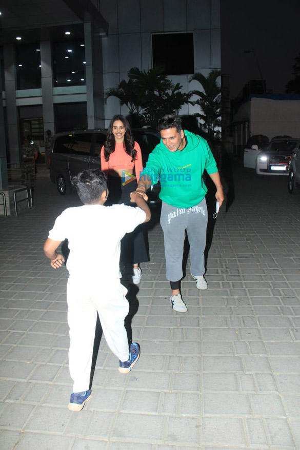 photos akshay kumar and rakul preet singh arrive in mumbai after wrapping up the shoot of ratsasan remake in dehradun 5 photos akshay kumar and rakul preet singh arrive in mumbai after wrapping up the shoot of ratsasan remake in dehradun 5