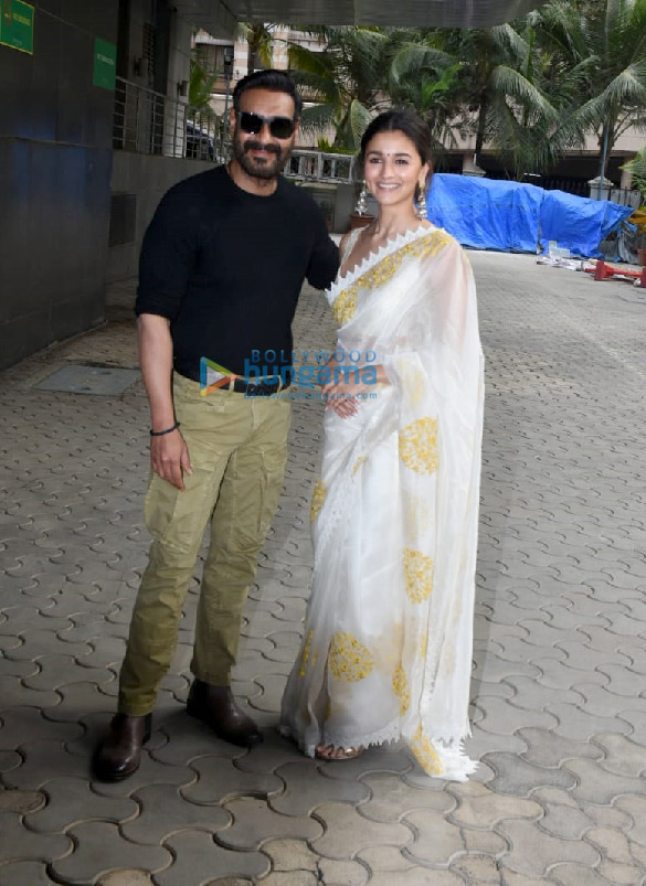 photos alia bhatt ajay devgn and sanjay leela bhansali attend the trailer launch of gangubai kathiawadi 1