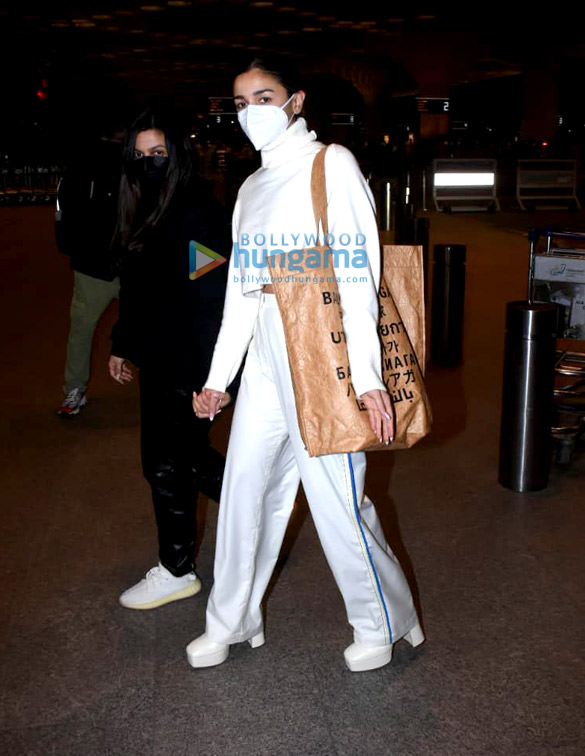 photos alia bhatt and saiee manjrekar snapped at the airport 3