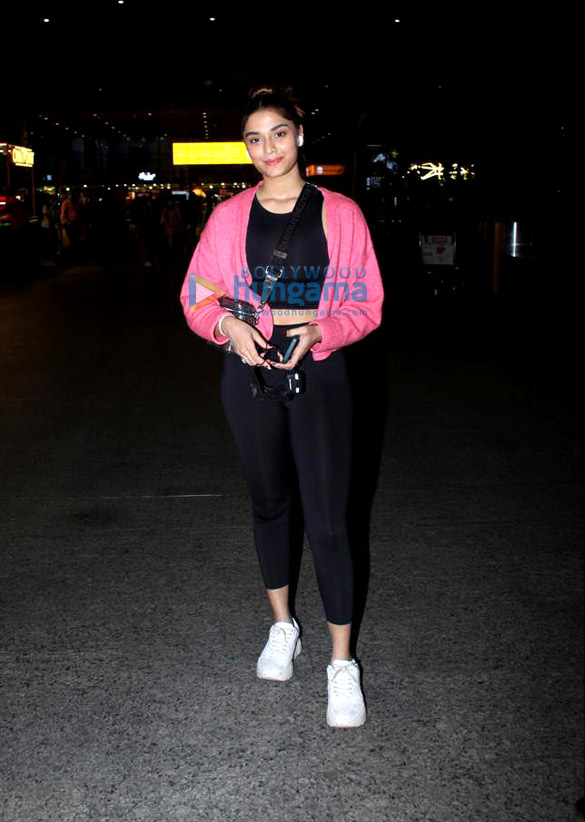 photos alia bhatt and saiee manjrekar snapped at the airport 4