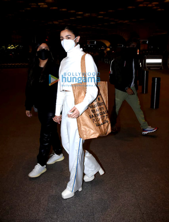 photos alia bhatt and saiee manjrekar snapped at the airport 5