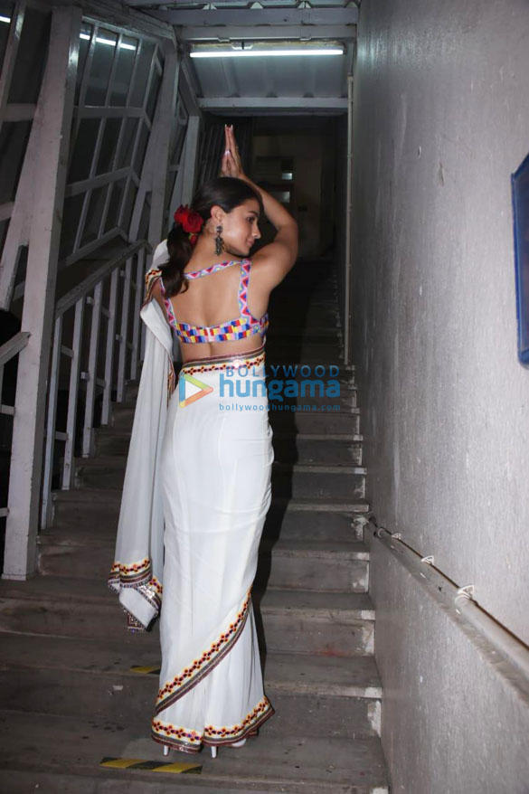 photos alia bhatt snapped striking a pose from her film gangubai kathiawadi 3