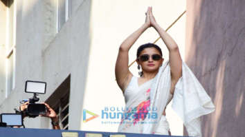 Photos: Alia Bhatt takes a bus ride to celebrate the release of the much awaited film Gangubai Kathiawadi