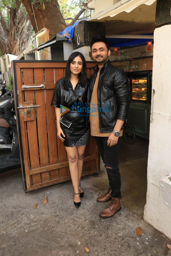 photos amrita rao and her husband rj anmol snapped in bandra 1