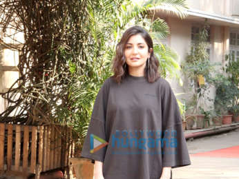Photos: Anushka Sharma sports an oversized T-shirt and black pants as she gets snapped in the city