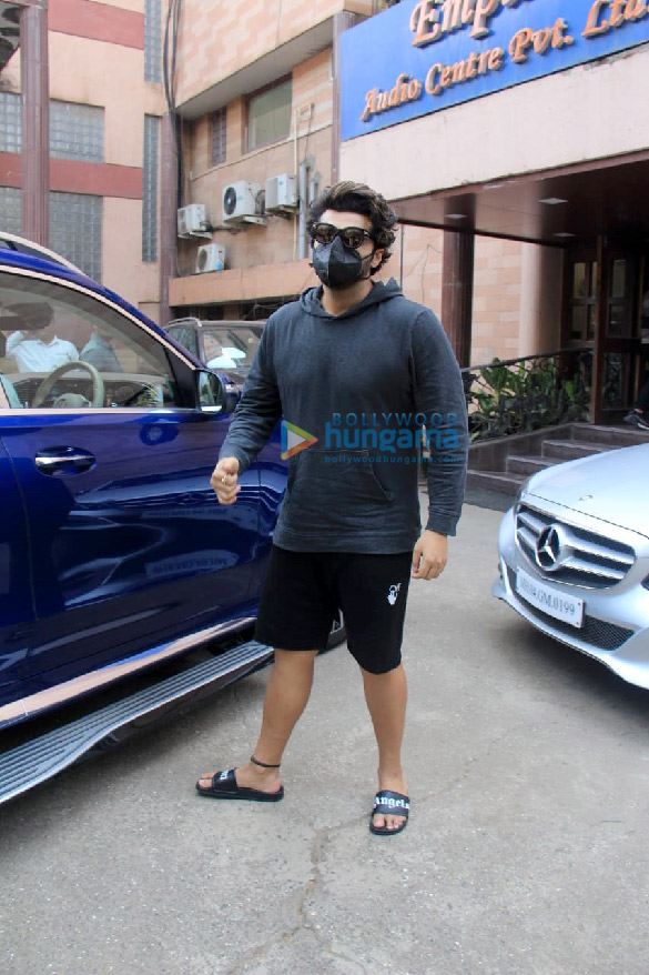 photos arjun kapoor gets snapped in his casual avatar outside a dubbing studio in andheri 2