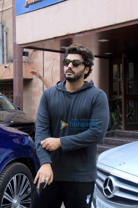 Photos: Arjun Kapoor gets snapped in his casual avatar outside a dubbing studio in Andheri Photos: Arjun Kapoor gets snapped in his casual avatar outside a dubbing studio in Andheri