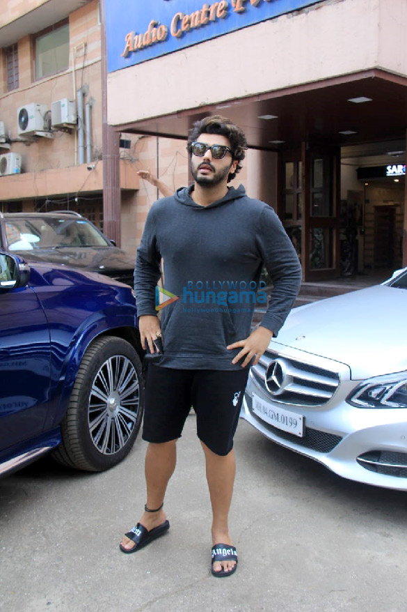 photos arjun kapoor gets snapped in his casual avatar outside a dubbing studio in andheri 6