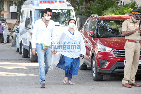 photos bappa lahiri conducts last rites of his father bappi lahiri in mumbai more celebs attend the funeral 2