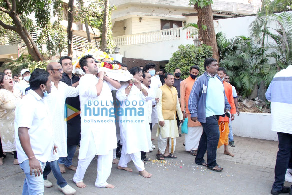 photos bappa lahiri conducts last rites of his father bappi lahiri in mumbai more celebs attend the funeral 5