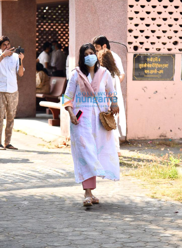 photos bappa lahiri conducts last rites of his father bappi lahiri in mumbai more celebs attend the funeral1 8