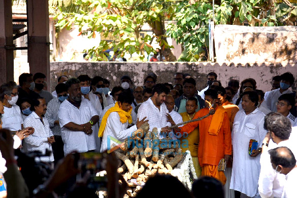 photos bappa lahiri conducts last rites of his father bappi lahiri in mumbai more celebs attend the funeral3 3