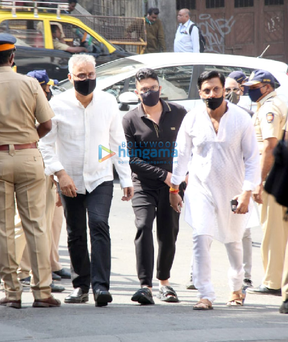 photos celebs arrive at lata mangeshkars residence to pay last respects1 1