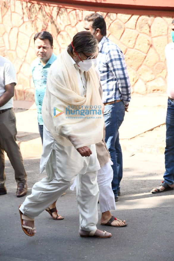 photos celebs arrive at lata mangeshkars residence to pay last respects4 1