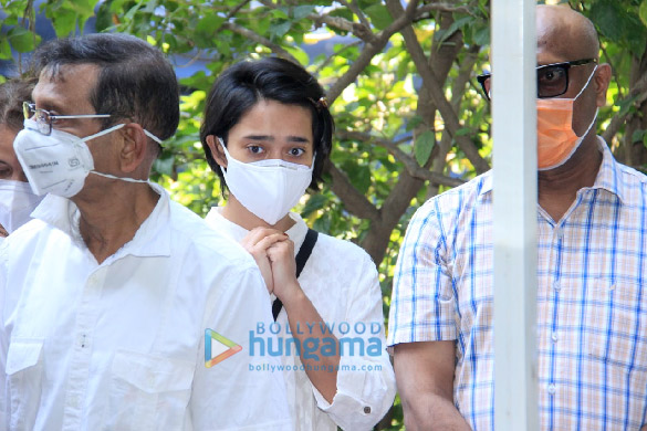 photos celebs attend ramesh deos funeral 5