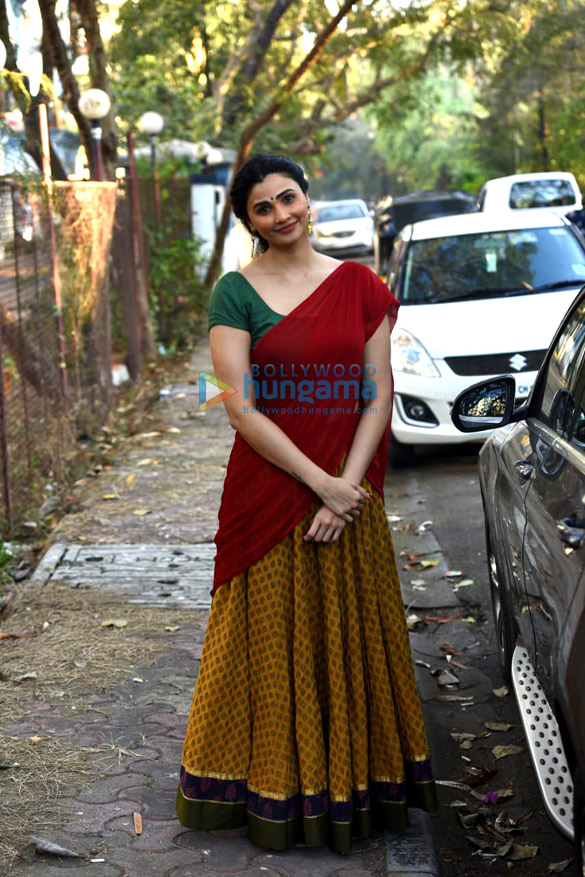 photos daisy shah snapped in juhu 3