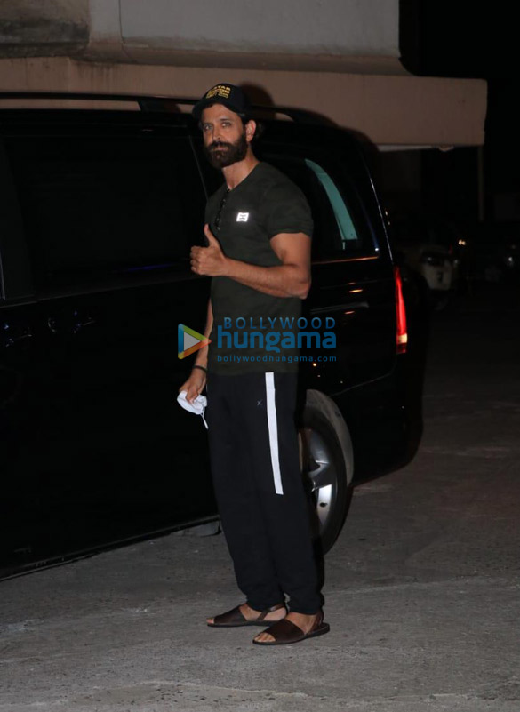 photos hrithik roshan snapped in a casual avtar sporting a tee shirt and track pants in bandra 4