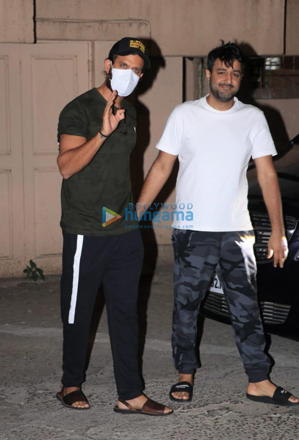 photos hrithik roshan snapped in a casual avtar sporting a tee shirt and track pants in bandra 5