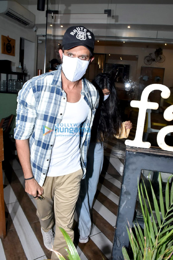 photos hrithik roshan spotted at farmers cafe in bandra 6