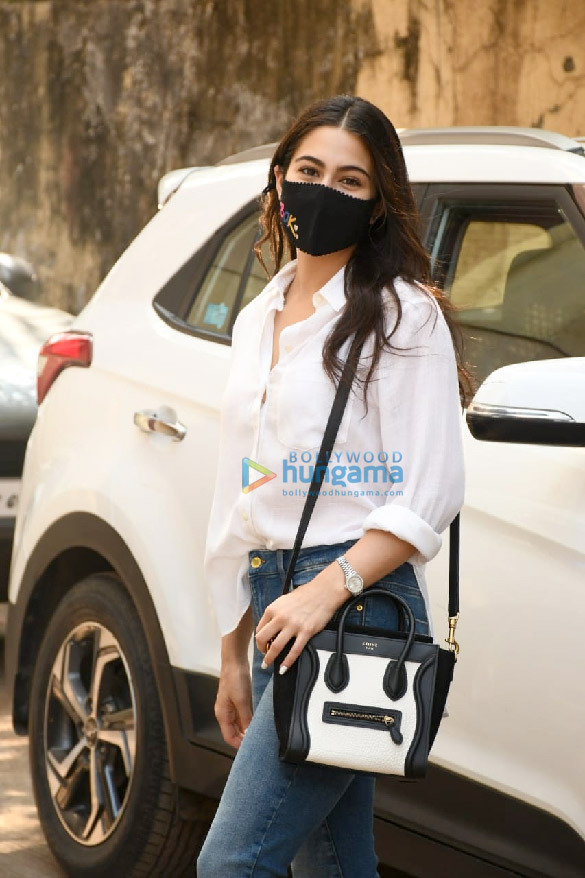 photos janhvi kapoor and sara ali khan spotted leaving from their pilates class after a workout session together 4