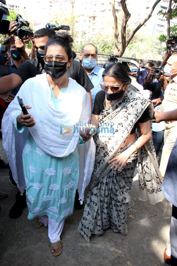 photos kajol tanuja alka yagnik and more arrive at bappi lahiris house to pay respects to the music composer 1