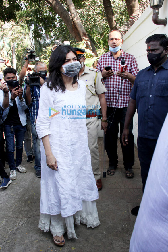 photos kajol tanuja alka yagnik and more arrive at bappi lahiris house to pay respects to the music composer 2 photos kajol tanuja alka yagnik and more arrive at bappi lahiris house to pay respects to the music composer 2