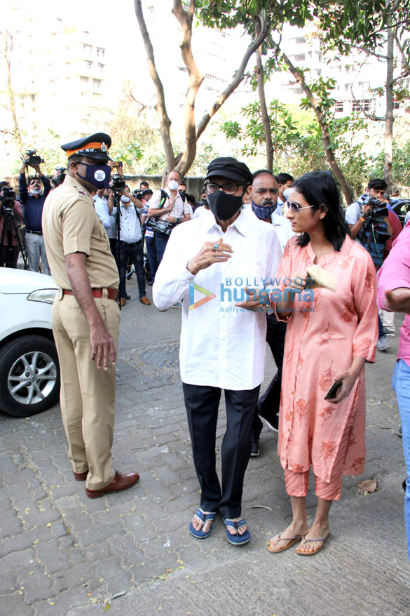 photos kajol tanuja alka yagnik and more arrive at bappi lahiris house to pay respects to the music composer 4 photos kajol tanuja alka yagnik and more arrive at bappi lahiris house to pay respects to the music composer 4