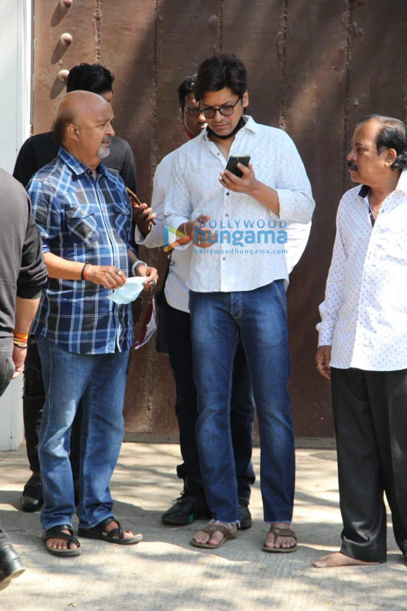 photos kajol tanuja alka yagnik and more arrive at bappi lahiris house to pay respects to the music composer2 1 photos kajol tanuja alka yagnik and more arrive at bappi lahiris house to pay respects to the music composer2 1