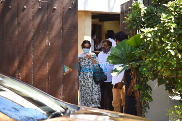 photos kajol tanuja alka yagnik and more arrive at bappi lahiris house to pay respects to the music composer2 2 photos kajol tanuja alka yagnik and more arrive at bappi lahiris house to pay respects to the music composer2 2