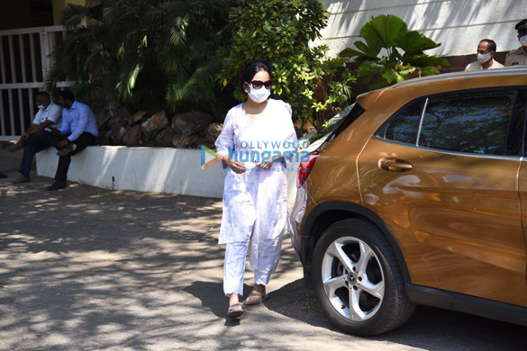 photos kajol tanuja alka yagnik and more arrive at bappi lahiris house to pay respects to the music composer2 3