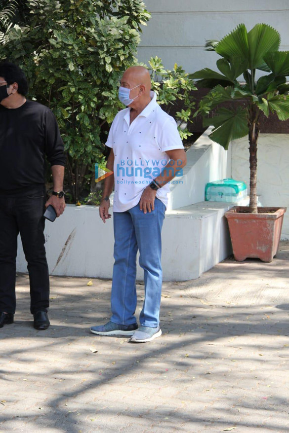 photos kajol tanuja alka yagnik and more arrive at bappi lahiris house to pay respects to the music composer2 4 photos kajol tanuja alka yagnik and more arrive at bappi lahiris house to pay respects to the music composer2 4